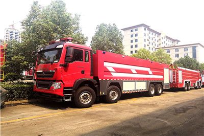 國五重汽豪沃25噸水罐泡沫消防車準(zhǔn)備發(fā)車