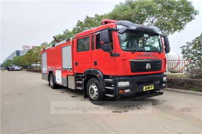 重汽汕德卡8噸水罐泡沫消防車準(zhǔn)備發(fā)車
